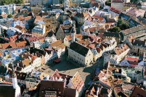 tallinn-town-hall-square